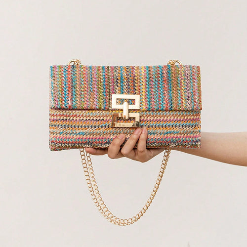 The woven straw design with chain and lock details brings an instant vacation aesthetic to your everyday look.