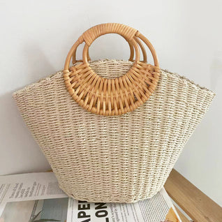 With an upper opening of 44cm, this bag offers generous room for beach and resort essentials.