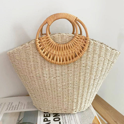 With an upper opening of 44cm, this bag offers generous room for beach and resort essentials.