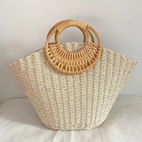 With an upper opening of 44cm, this bag offers generous room for beach and resort essentials.