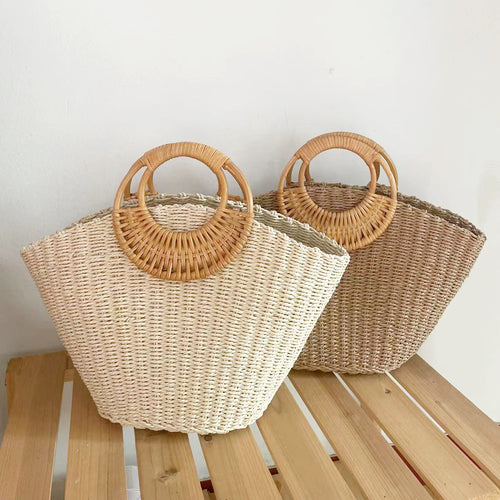 With an upper opening of 44cm, this bag offers generous room for beach and resort essentials.