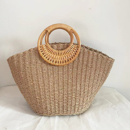 With an upper opening of 44cm, this bag offers generous room for beach and resort essentials.