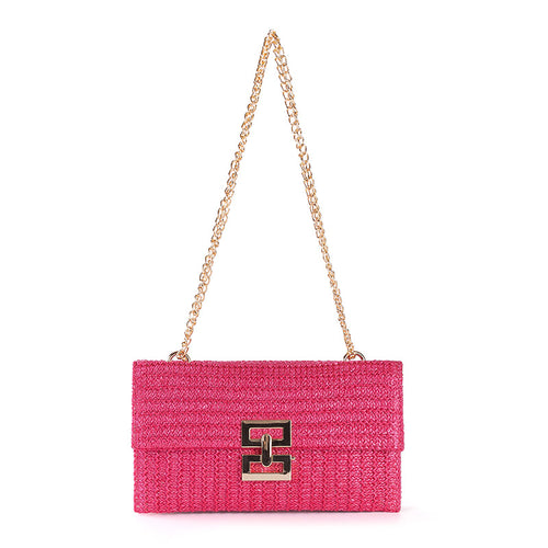 The woven straw design with chain and lock details brings an instant vacation aesthetic to your everyday look.