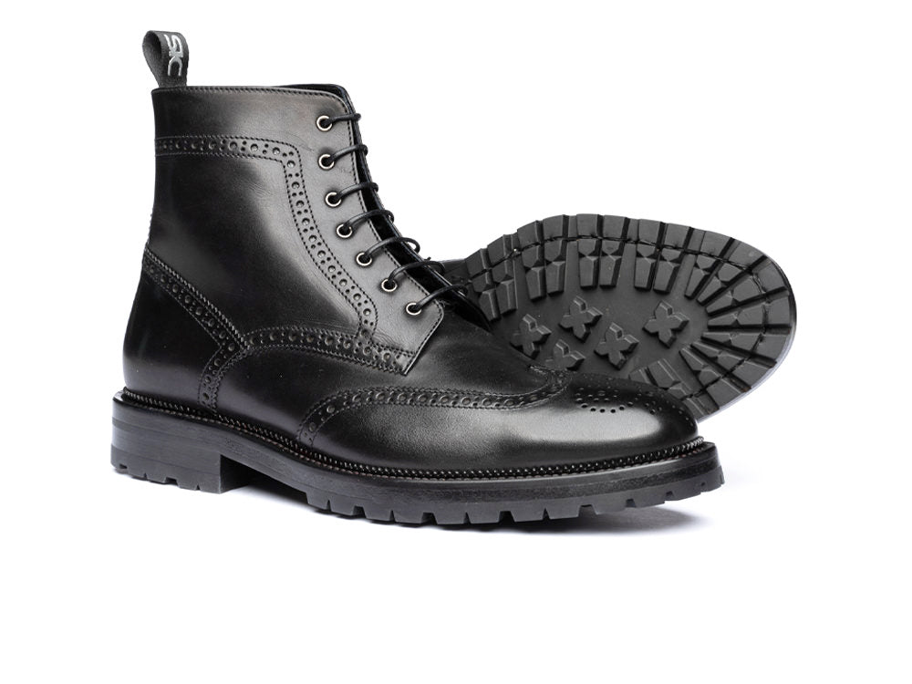 Ankle wing brogue boot in bronze polished leather